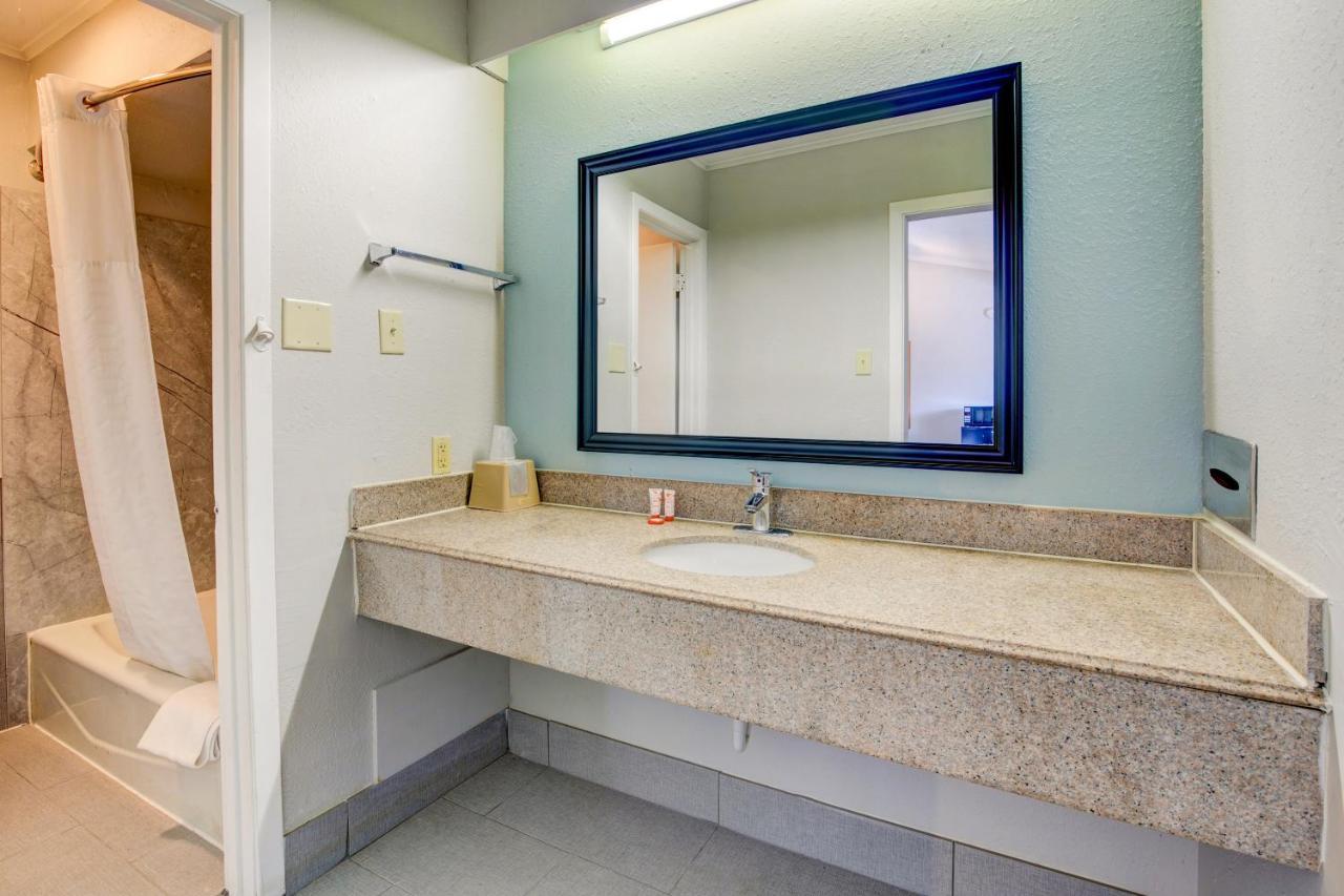 Oyo Hotel Lake Charles La I-10 外观 照片