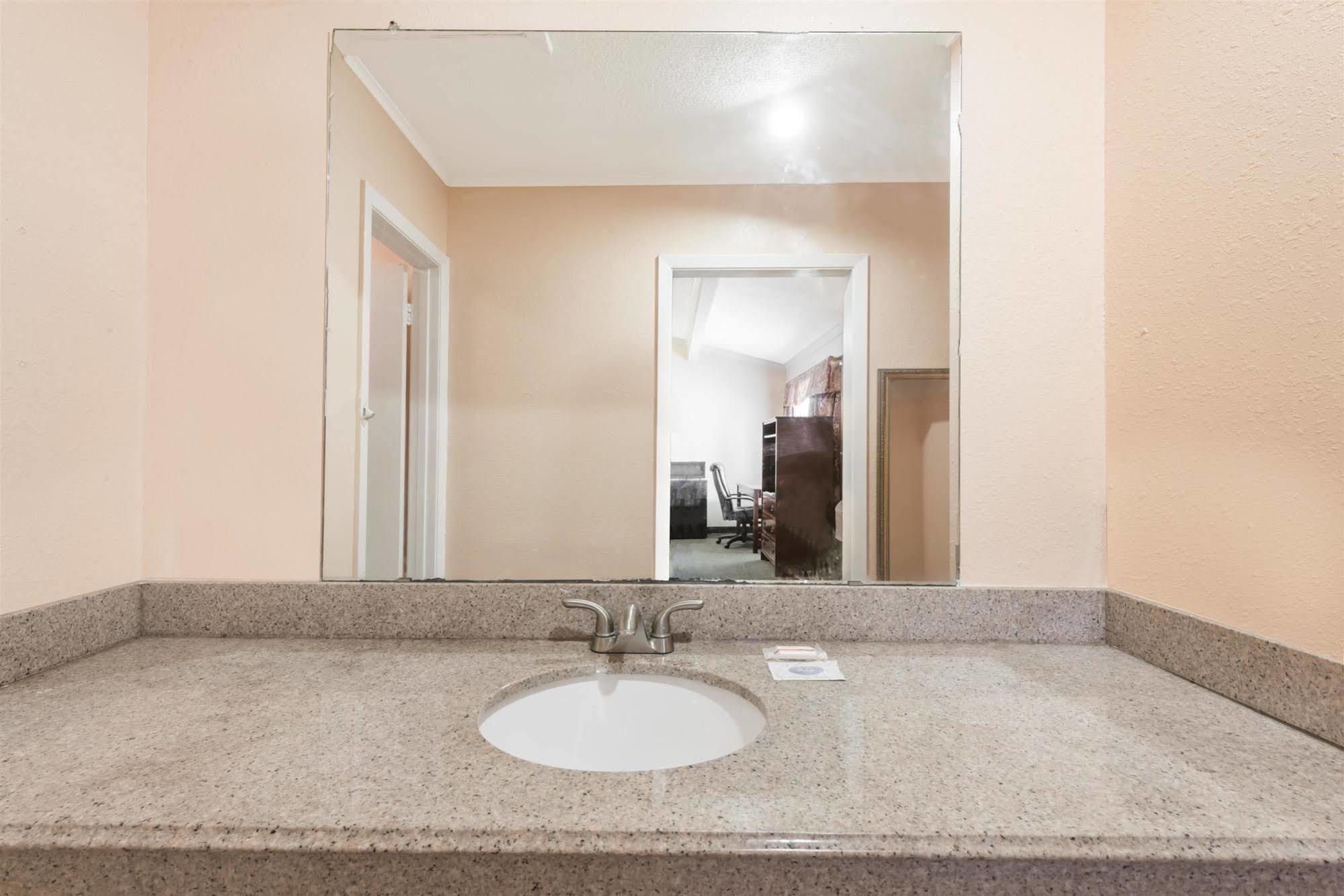 Oyo Hotel Lake Charles La I-10 外观 照片